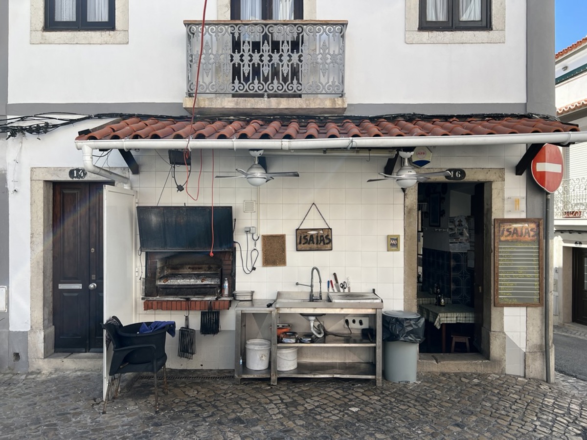 Peixe a ser preparado na grelha de carvão em Sesimbra